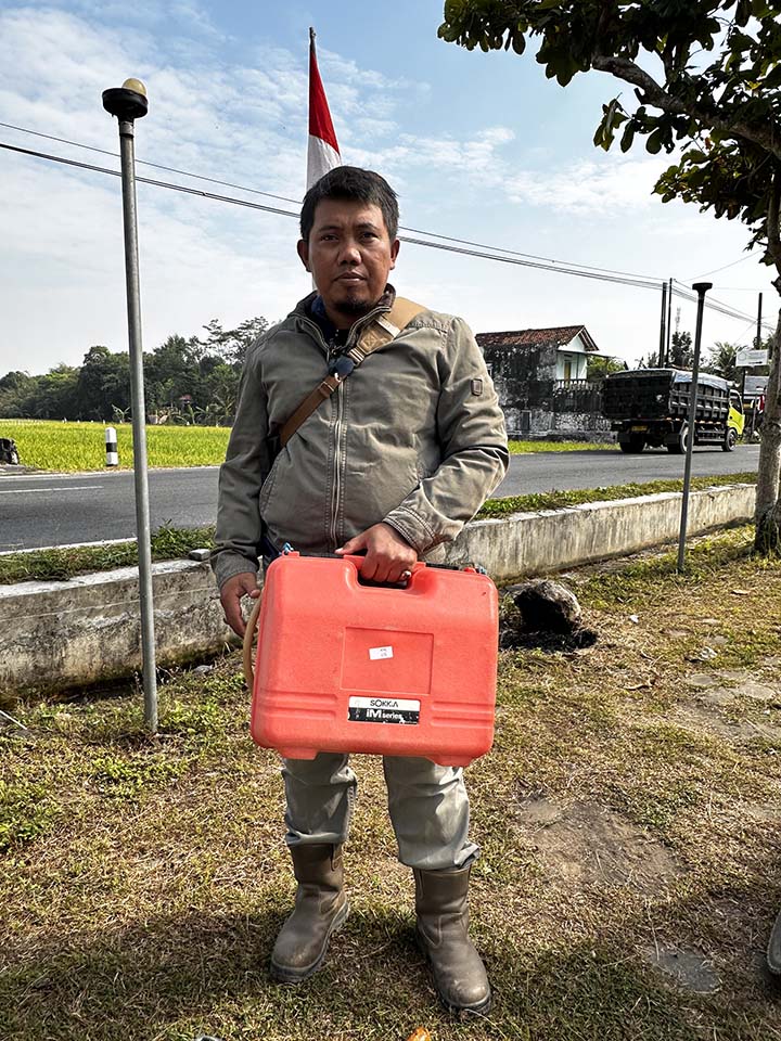 Penyerahan Alat Kepada Pak Prasojo